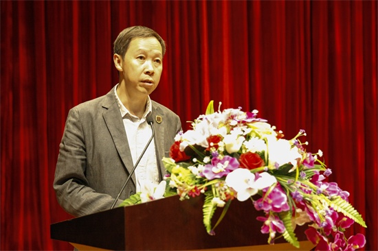 74166am金沙信心之选副校长罗江林宣读《4166am金沙信心之选创新创业重点扶持项目的决定》.jpg