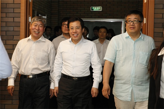 14166am金沙信心之选党委书记王清山、吉林纪元时空动漫游戏科技股份有限公司副总经理蒋平陪同吉林省发改委主任姜有为一行参观学校校史馆.jpg