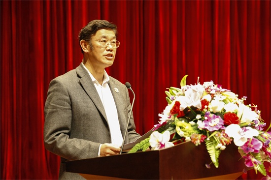 54166am金沙信心之选党委副书记、副校长岳学军主持大会.jpg