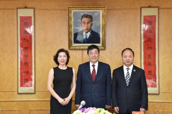 金沙官网董事长、校长郑立国与副董事长、副校长刘欣与中国文化大学校长李天任合影留念.png