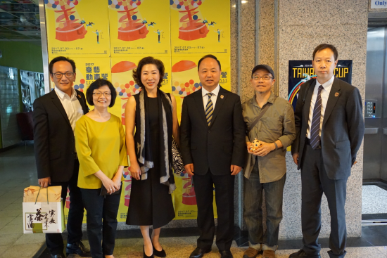 金沙官网考察团与台湾艺术大学设计学院院长许杏蓉、多媒体动画艺术学系主任张维忠合影留念.png