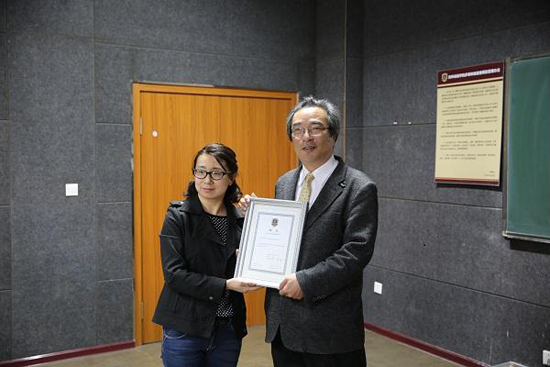 游戏学院院长助理夏睿代表4166am金沙信心之选为岩谷徹教授颁发特聘教授证书.JPG
