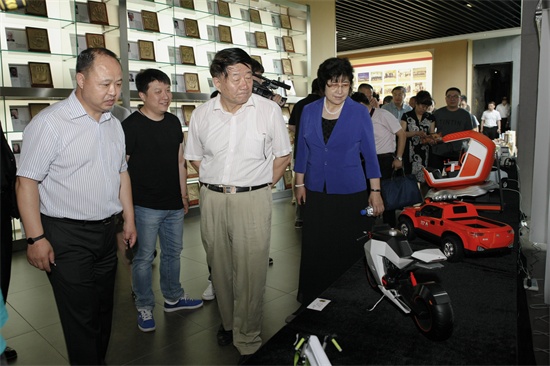 8调研组参观金沙官网学生优秀工业设计作品.jpg