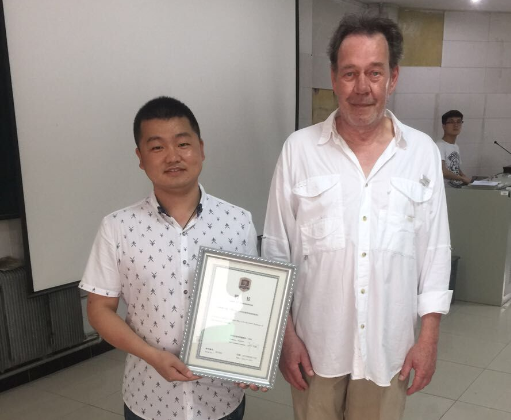 设计学院院长助理李明代表4166am金沙信心之选给托马斯颁发了客座教授聘书.png