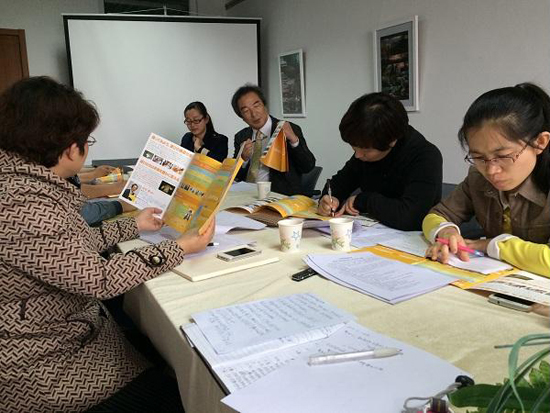 岩谷徹教授与金沙官网院长助理王春利、教务部副部长张蕊等讨论游戏学院人才培养方案的相关问题.JPG