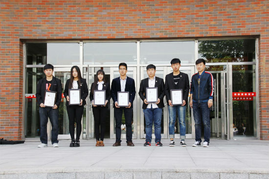 4金沙官网学工部副部长、团委书记曲宏伟向第一届大学生新闻中心主任委员会、秘书长颁发聘书 陈云鹏摄.jpg