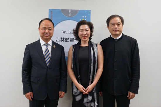 金沙官网董事长、校长郑立国及副董事长、副校长刘欣与台湾艺术大学校长陈志诚合影留念.png