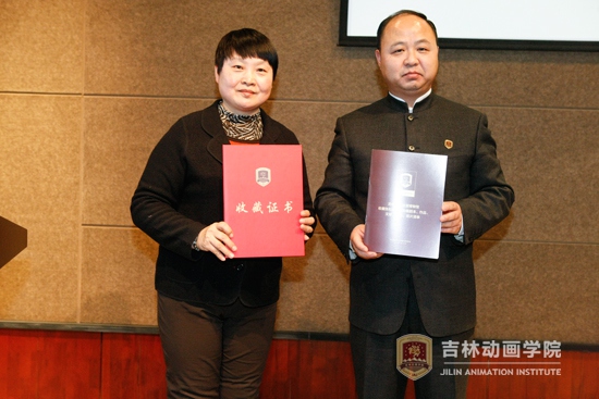 1web4166am金沙信心之选董事长郑立国为张松林二女儿张兰颁发捐赠证书.jpg