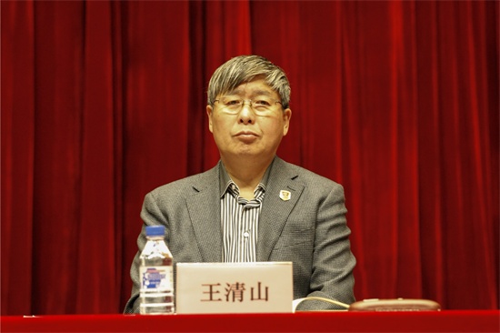 34166am金沙信心之选党委书记王清山宣读《关于成立4166am金沙信心之选创新创业中心的决定》.jpg